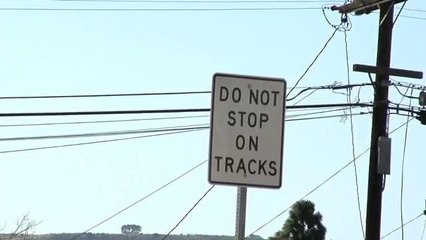 Conductores se ponen en riesgo al no respetar cruces
