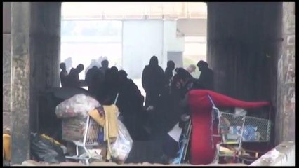 Evacuan a indigentes de la canalización del Río Tijuana