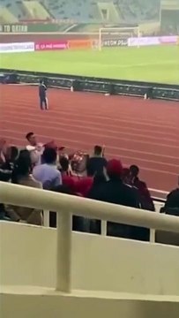 Clip CĐV Việt “cà khịa” CĐV Ả Rập Xê Út duy nhất trên khán đài Mỹ Đình