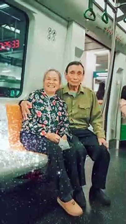 Ông bà nhận được quà bất ngờ khi hơn 60 năm không có ảnh cưới