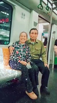 Ông bà nhận được quà bất ngờ khi hơn 60 năm không có ảnh cưới