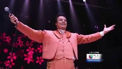 El Divo de Juárez regala el traje que utilizó en su último concierto.