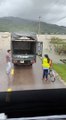 Clip: Thấy nước ngập đường, tài xế xe tải liền chở người phụ nữ đi xe đạp vượt lũ