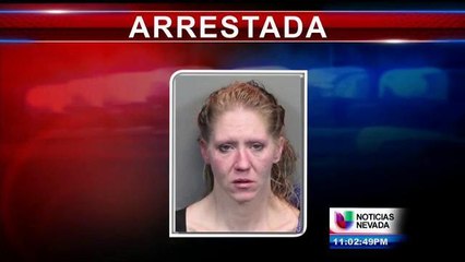 Mujer es arrestada por asaltar a un anciano