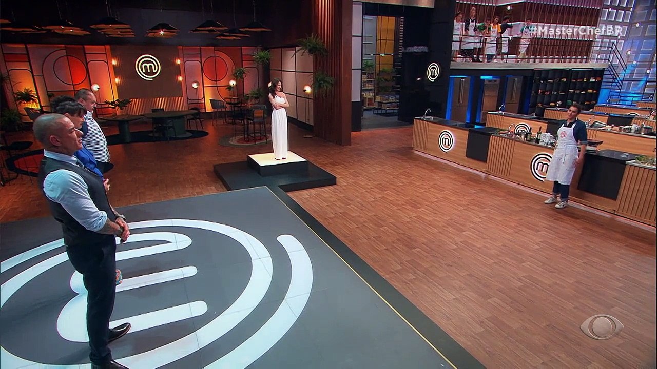 Barriga de porco queimada determina a saída da cozinheira, que declara torcida para Isabella e Heitor