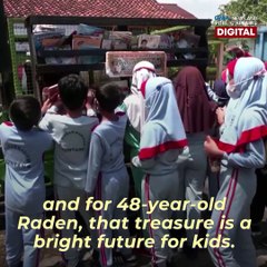 Mobile library lends books in exchange for trash | Make Your Day