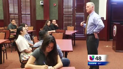 Reclutan Estudiantes Hispanos Para Trabajar A Nivel Federal