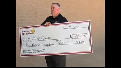 Iglesias reciben donativo.