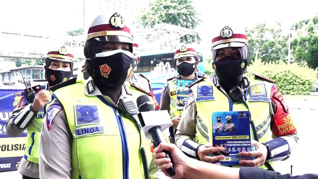 Operasi Zebra Jaya 2021 Polres Metro Jakpus Bagikan Masker & Sembako