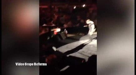 Luis Miguel se tira al piso y se quita los zapatos en palenque