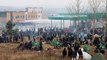Frontiera Polonia-Bielorussia: cannoni d'acqua e fumogeni sui migranti (che lanciano pietre)
