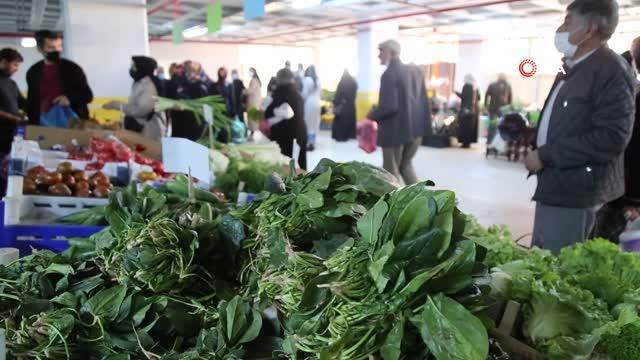 Ispanak satışları düşen esnaf çareyi afiş asmakta buldu