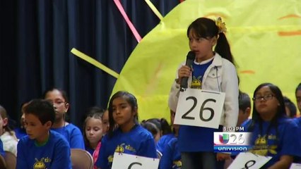 Estudiantes participan en concurso de deletreo
