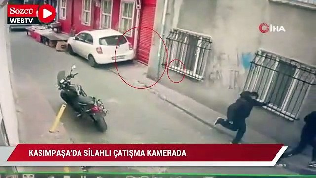 Kasımpaşa’da silahlı çatışma kamerada: Siper alıp birbirlerine kurşun yağdırdılar