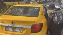 Taksici değişim saati bahanesiyle Türk yolcuyu almayıp turistleri aldı