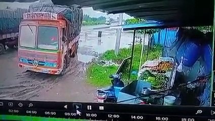 ரோடு எங்கே இருக்கு, கிணறு எங்கே இருக்கு! எப்படி விழுந்திருக்கு பாருங்க இந்த கார்! 2 பேர் பரிதாப பலி