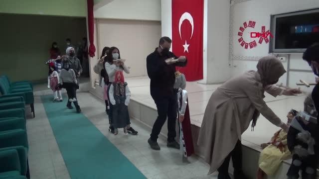 KÖY ÇOCUKLARI, İPLİ KUKLA VE HACİVAT-KARAGÖZ OYUNU TANIŞTI