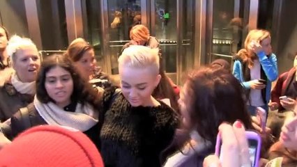 A Miley Cyrus le gustan hombres y mujeres