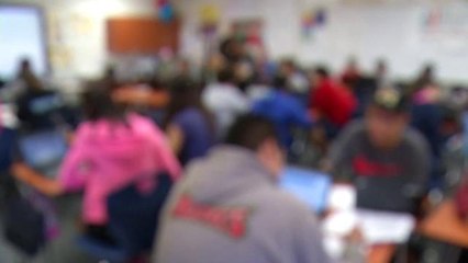 Los hispanos tienen más fluidez en inglés y hablan menos español en casa