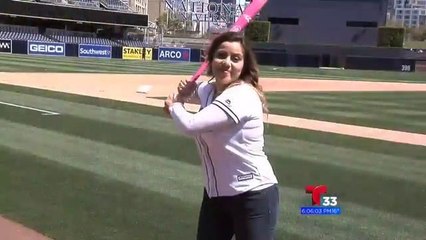 Padres de San Diego reconocen a sobreviviente de cáncer de mama