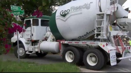 Avería en tuberia pluvial mantiene cerradas varias calles