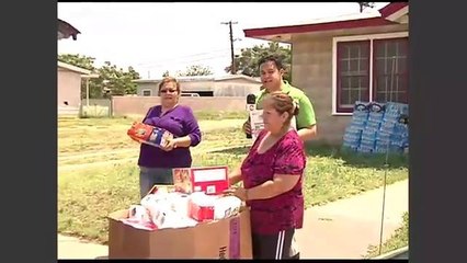 Mujer lleva víveres a damnificados