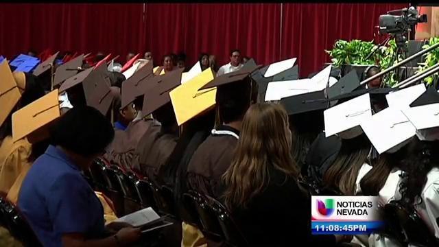 Jóvenes hispanos celebran gradación