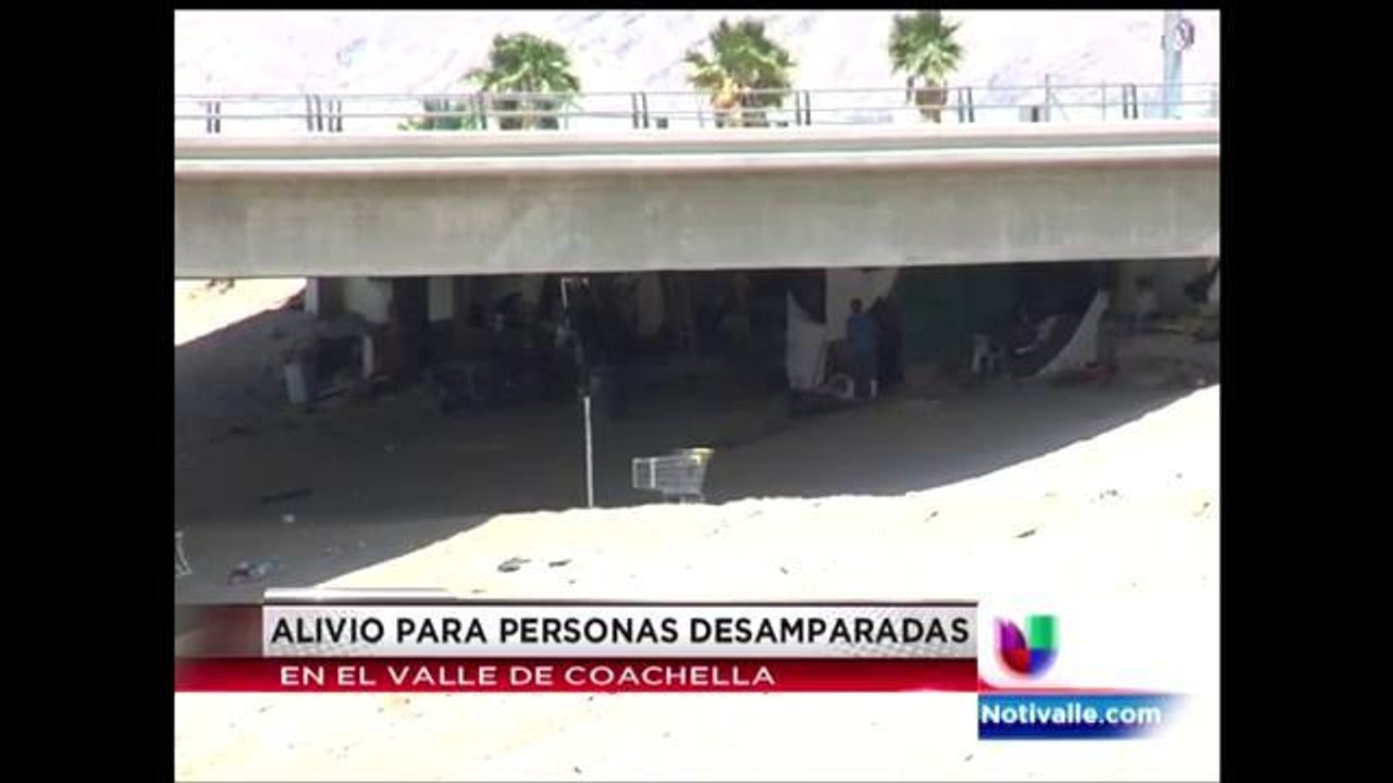 Voluntarios brindan ayuda a indigentes