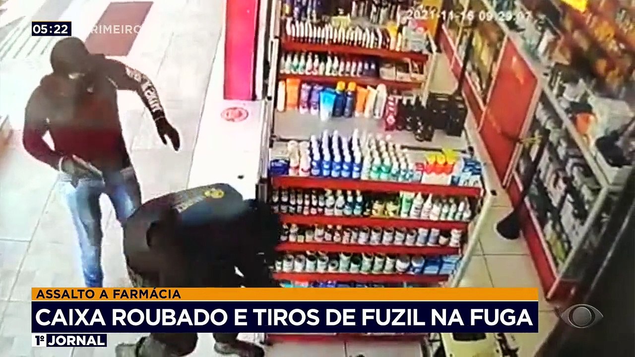 A polícia procura pelos bandidos que foram flagrados roubando dinheiro dos caixas eletrônicos de uma farmácia no ABC Paulista. Na fuga, os criminosos dispararam várias vezes para o alto.