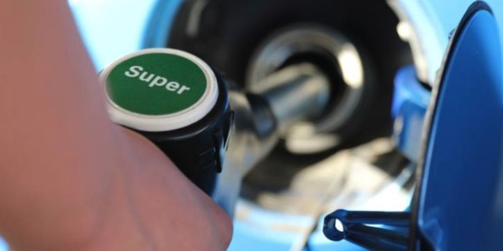 Carburant à prix coûtants chez Carrefour et Leclerc : qui est vraiment le moins cher ?