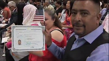 Miembros de la comunidad se convierten en ciudadanos