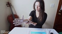 Une femme teste avec stupéfaction une nouvelle prothèse de main