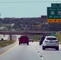 Un conducteur de pickup refuse de se laisser doubler