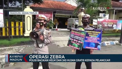Operasi Zebra, Polisi Bagikan Helm Dan Jas Hujan Gratis Kepada Pelanggar