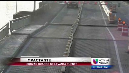 Conductor intenta cruzar puente mientras este se levantaba