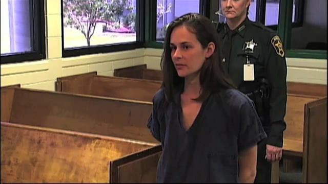 Sentencian a maestra por sostener relaciones sexuales con estudiantes.