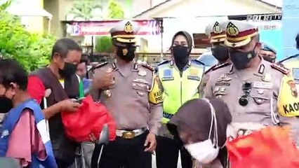 Polda Jateng Berikan Bansos Saat Operasi Zebra Candi