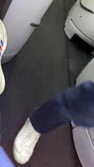 Piloto canta canção de embalar aos passageiros