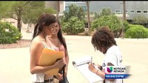 Jovenes Latinos Se Registran Para Votar