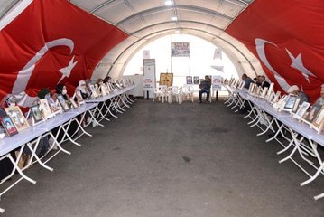 EVLAT NÖBETİNDEKİ ANNE: OĞLUM GEL DEVLETE TESLİM OL, BU HASRET BİTSİN