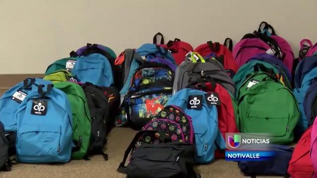 Niños reciben útiles escolares gratuitos