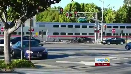 Policías Salvan a Hombre de ser Arollado por Tren
