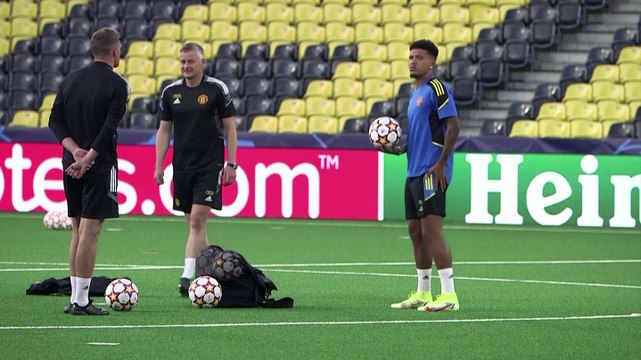 Manchester United first-quarter loss narrows as fans return