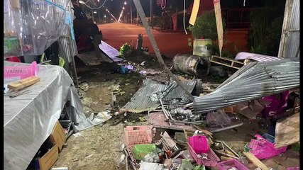 "วงจรปิด" กระบะเหินชนร้านค้าพังยับ อุทาหรณ์อย่าขับรถเร็ว (มีคลิป)
