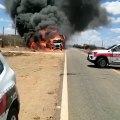 Caminhão carregado de pluma de algodão pega fogo em BR no Cariri paraibano