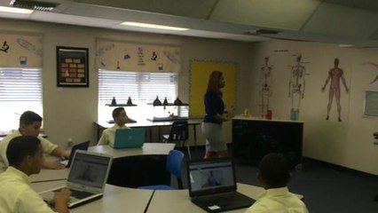 Escuela reabre sus puertas después de erradicar crimen en la zona