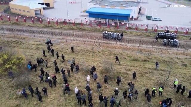 Polonya, Belarus sınırında biriken göçmenlere göz yaşartıcı gazla müdahale etti