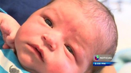 Teme que su hijo no sea reconocido, tras dar a luz en puente Internacional