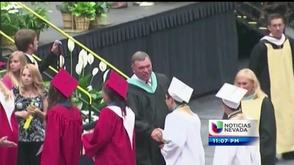 Más estudiantes latinos se gradúan