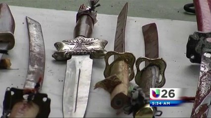 Mujer Agrede a Oficial